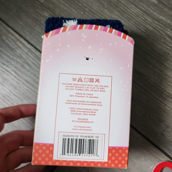 Holiday hair accessories and fuzzy socks  gift bundle - Picture 6 of 16